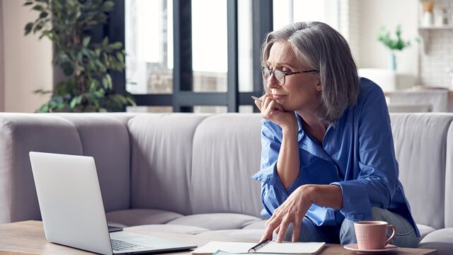 Eldre dame ser på webinar